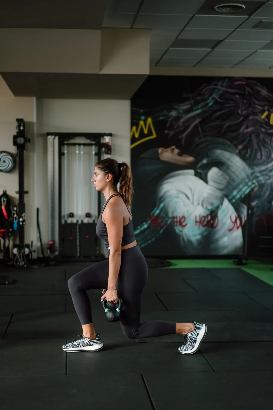 Affondo con kettlebell per il rinforzo delle gambe nello studio BorgoFit