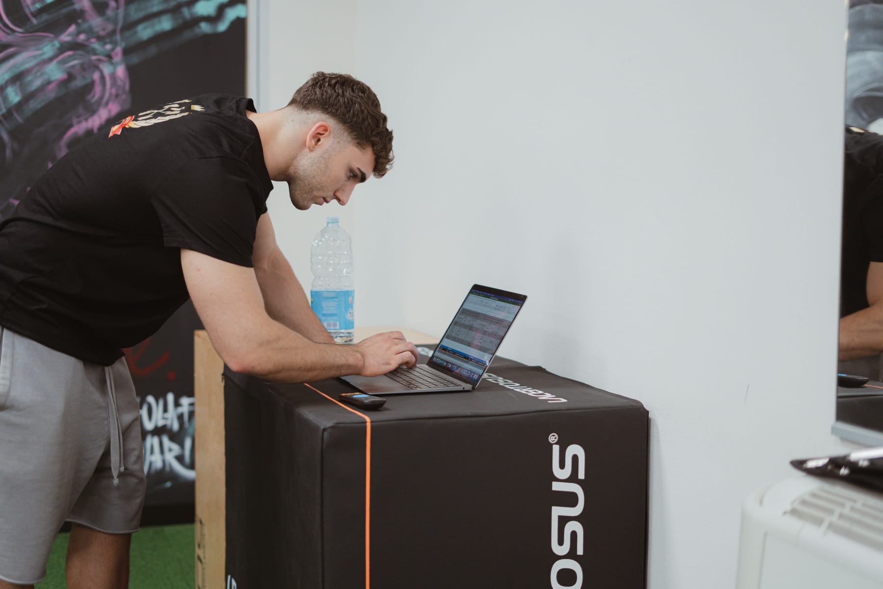 Un coach BorgoFit organizza il lavoro al computer nello studio